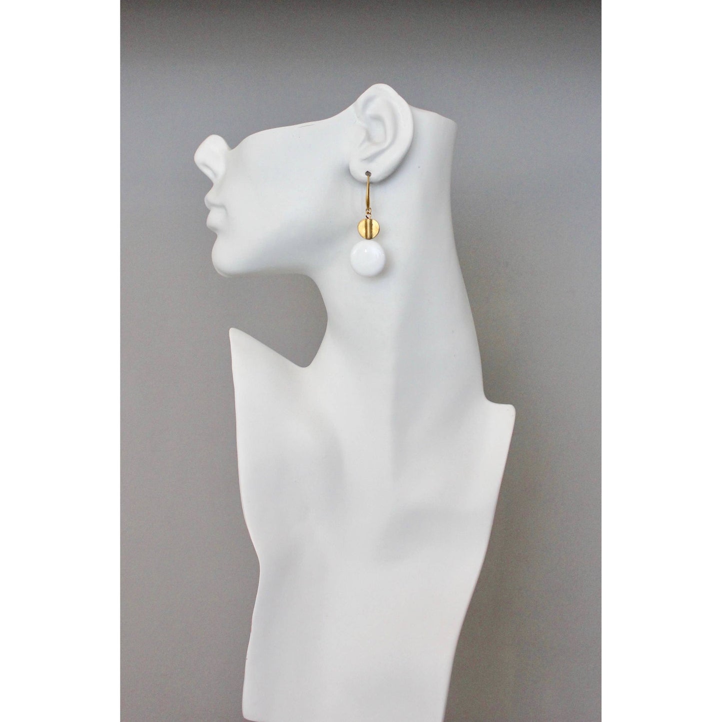 BKNE06 White agate and brass earrings