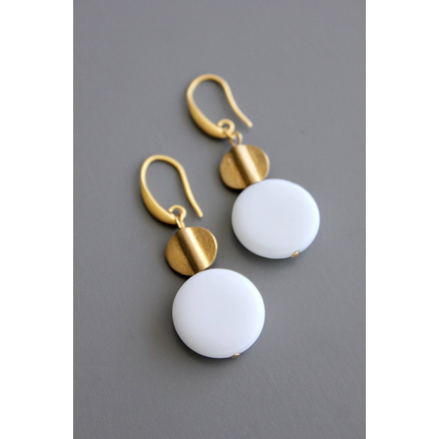 BKNE06 White agate and brass earrings