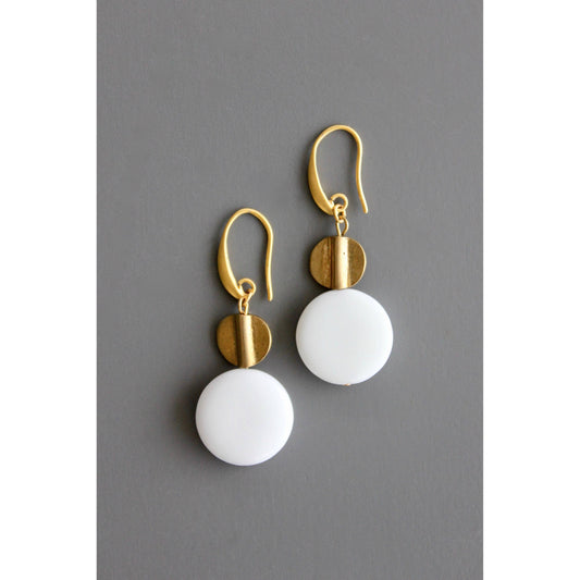 BKNE06 White agate and brass earrings